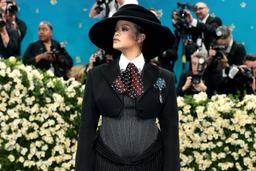 Рианна эффектно объявила о третьей беременности