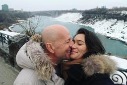 Жена больного Брюса Уиллиса отселила его в отдельный дом